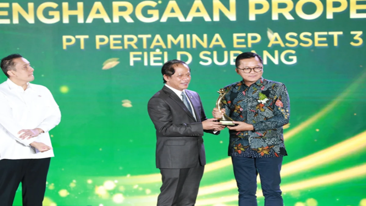 Senior Manager Relations Pertamina EP Agus Surprijanto menerima piala Proper Emas untuk Pertamina EP Subang Field dari Menteri Menteri Lingkungan Hidup Hanif Faisol Nurofiq di Sasono Langen Budoyo, Taman Mini Indonesia Indah, Jakarta, Senin (24/2/2025).