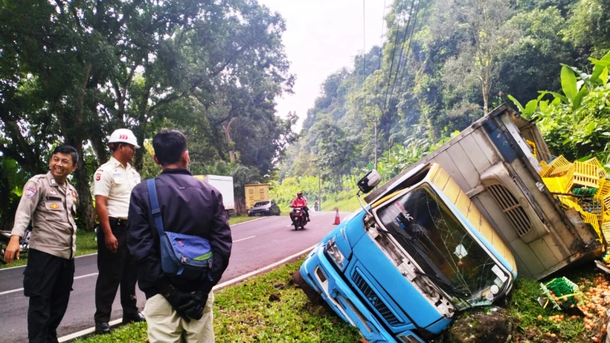 Truk bermuatan 5 ton telur