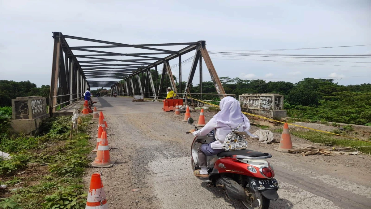 Kondisi jembatan berlubang di Desa Jatireja