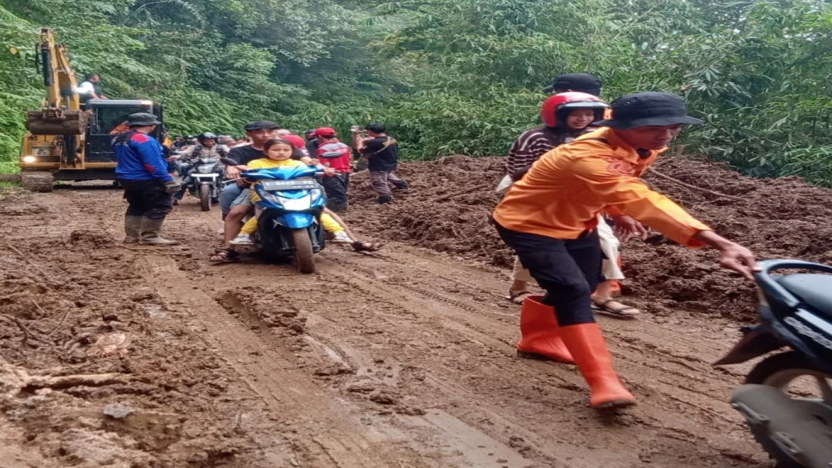 BPBD)dan Tagana Subang berjibaku membersihkan badan jalan yang tertimbun longsor di Jalan Darmaga-Bukanagara.