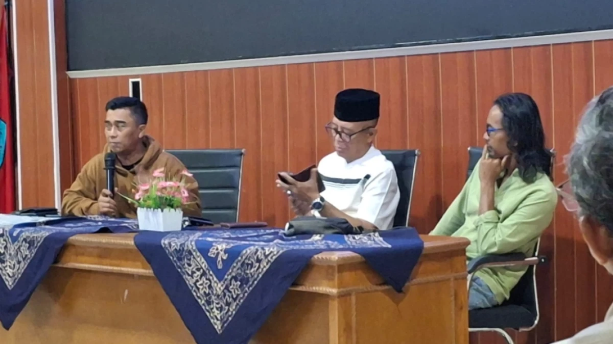 CEO Pasundan Ekspres, Mohamad Fauzi, berbagi cerita tentang perjuangan mempertahankan eksistensi koran ini dalam acara Ngabuburead Bareng yang berlangsung di Universitas Subang (Unsub) pada Jumat, (7/3/2025).