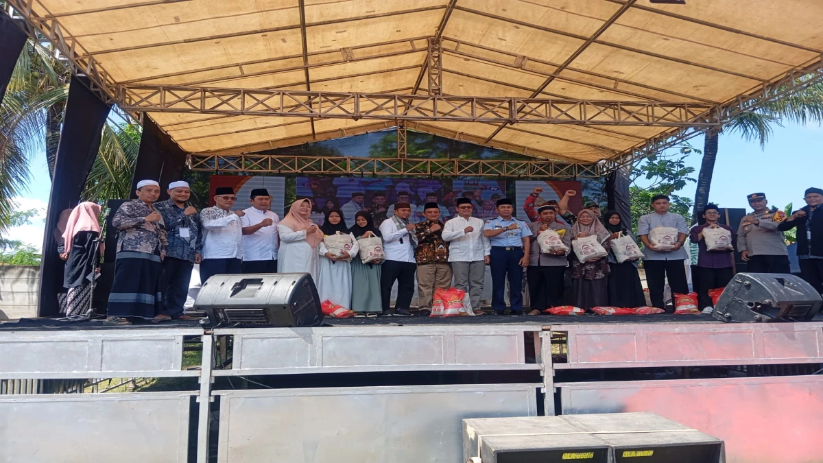 Sebanyak 5.000 paket sembako berhasil dibagikan kepada penghafal Al-Quran, guru madrasah, marbot masjid, pengurus masjid, serta ratusan anak yatim dan fakir miskin di Kabupaten Subang.