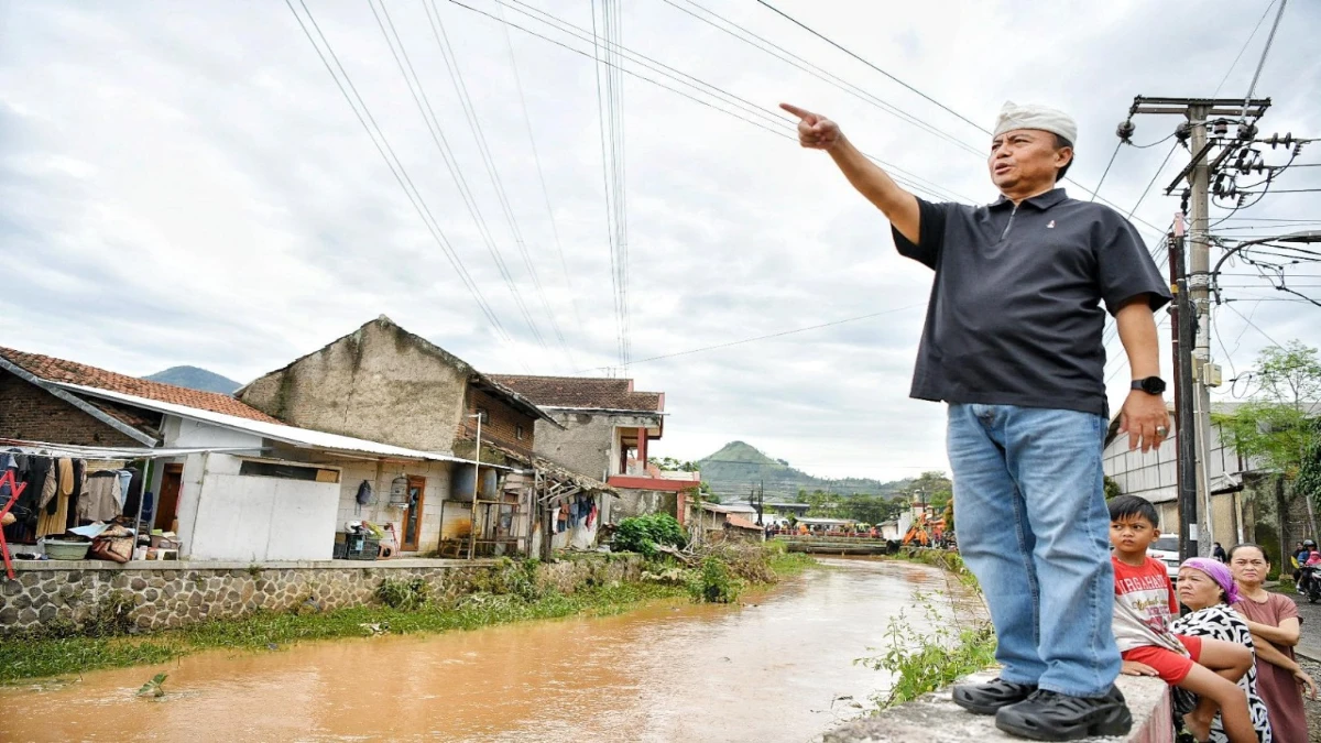 Sekda Jabar Herman Suryatman, meninjau bencana banjir di Wilayah Kecamatan Cimanggung dan aliran Sungai Cimande, Kabupaten Sumedang, Minggu (16/3/2025).