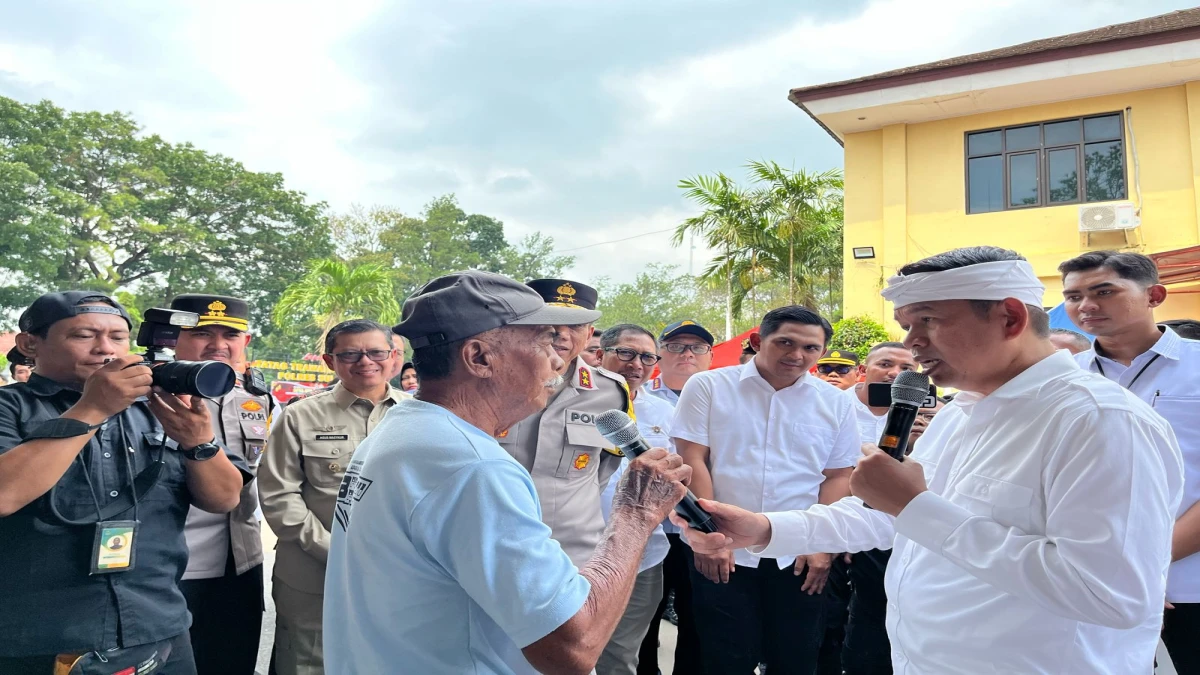 Gubernur Jabar, Dedi Mulyadi saat menemui tukang becak di Mapolres Subang dan memberikan bantuan kompensasi sebesar Rp3 juta.