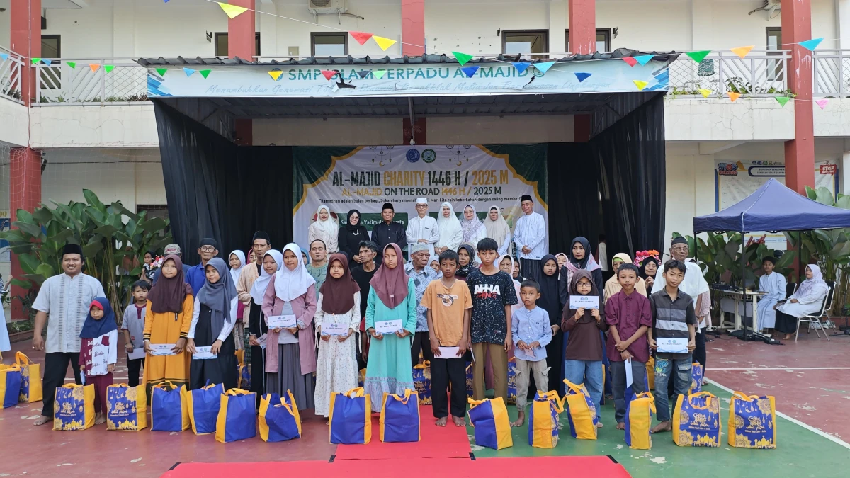 SMP IT Al-Majid Subang menggelar kegiatan sosial bertajuk One The Road berbagi takjil dan santunan yang berlangsung dihalaman sekolah, Pada Jumat (21/3/2025).