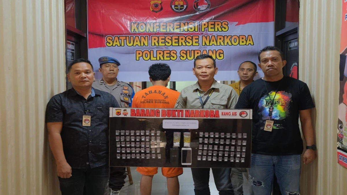 Sat Narkoba Polres Subang saat mengamankan DA warga Kecamatan Kalijati yang hendak mengedarkan 17 paket sabu.