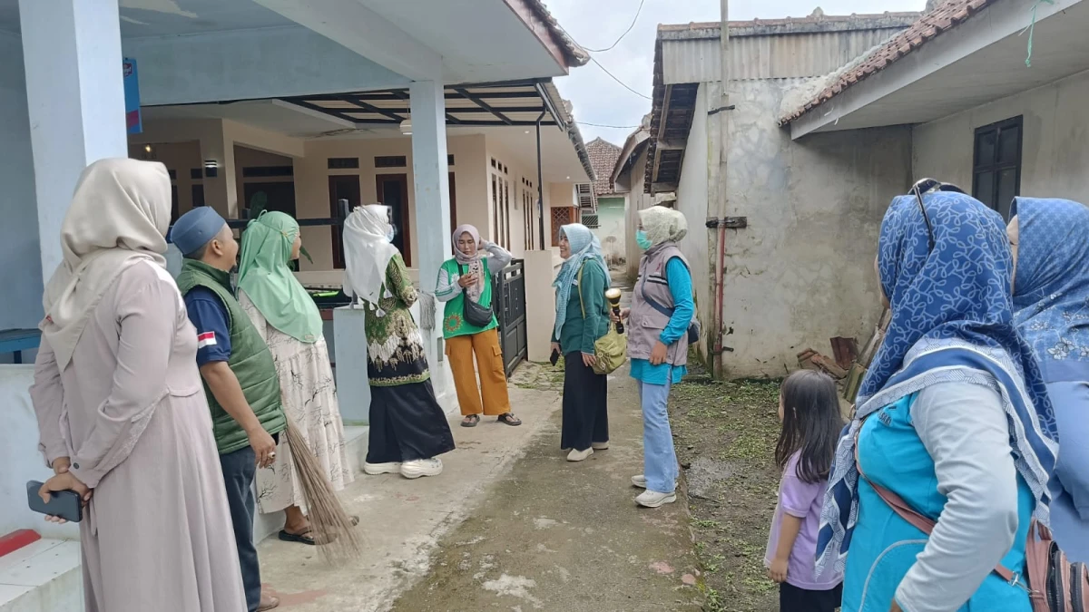 Puskesmas Kasomalang menggelar pemberantasan nyamuk di dua desa, yakni Desa Sindangsari dan Desa Pasanggrahan, pada Jumat (21/3/2025).