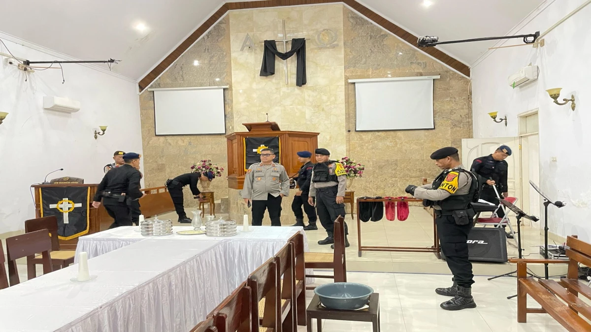 Personel Polres Subang saat melakukan sterlilisasi Gereja jelang Wafat Isa Al-Masih dan Paskah.