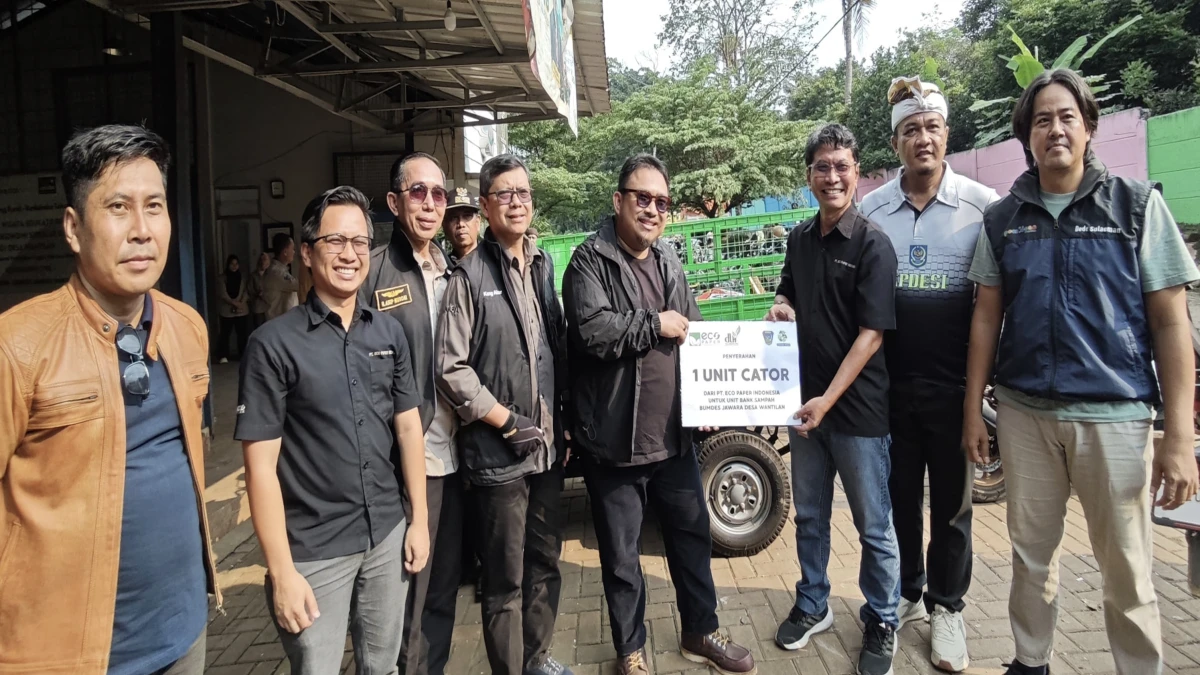 Bupati Subang Reynaldy, Wabup Agus Masykur, Sekda Subang Asep Nuroni dan pemerintah desa setempat mengapresiasi kepedulian PT Eco Paper Indonesia atas bantuan cator untuk Bumdes Wantilan.