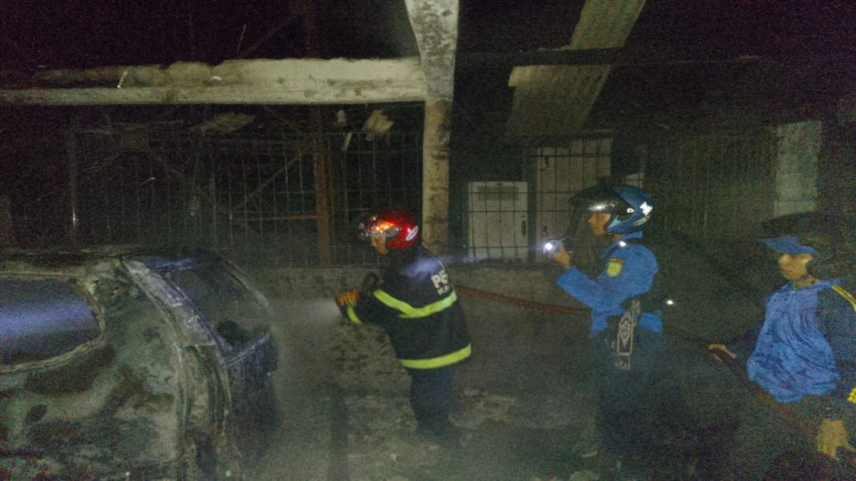 Damkar Subang ketika melakukan pemadaman api pada sebuah rumah di Kecamatan Kasomalang, Sabtu (3/5/2025).
