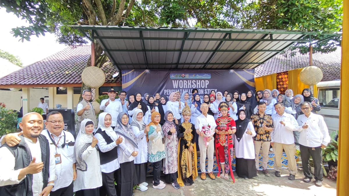 Moment foto bersama Profesor dari Universitas Kyoto Japan dengan kepala SLB Trituna Subang, dan para tamu undangan dalam Workshop Penguatan Lesson Study.