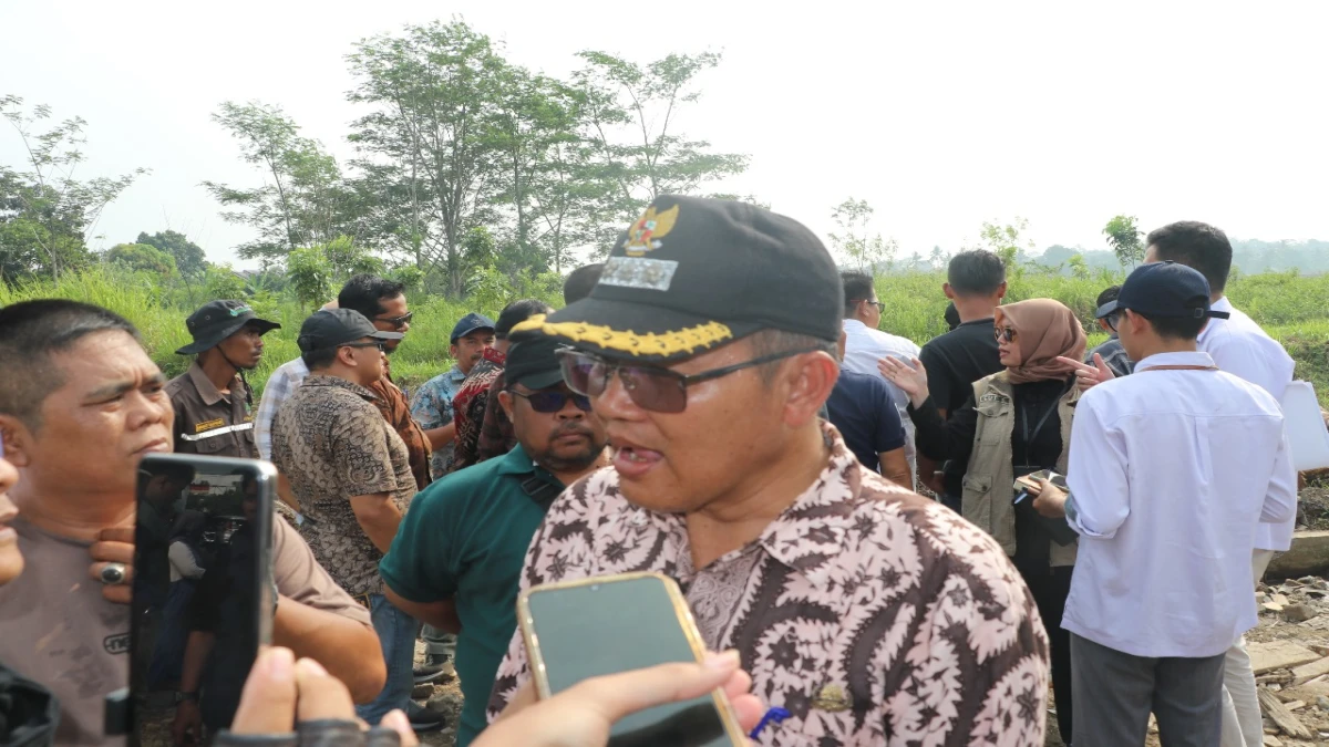 Camat Dawuan, Ganjar Taufiq ketika ditanya oleh awak media mengenai anomali lahan di sempadan saluran irigasi Curug Agung Kecamatan Dawuan.