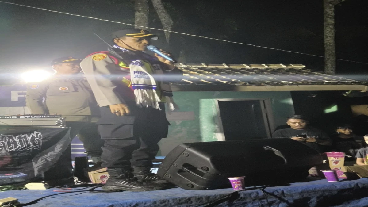 Kapolsek Jalancagak Kompol Dede Suherman, A.Md nonton bareng (nobar) Persib melawan Barito Putera, Jumat malam (9/5/2025) di kawasan Wisata Situ Cigayonggong.