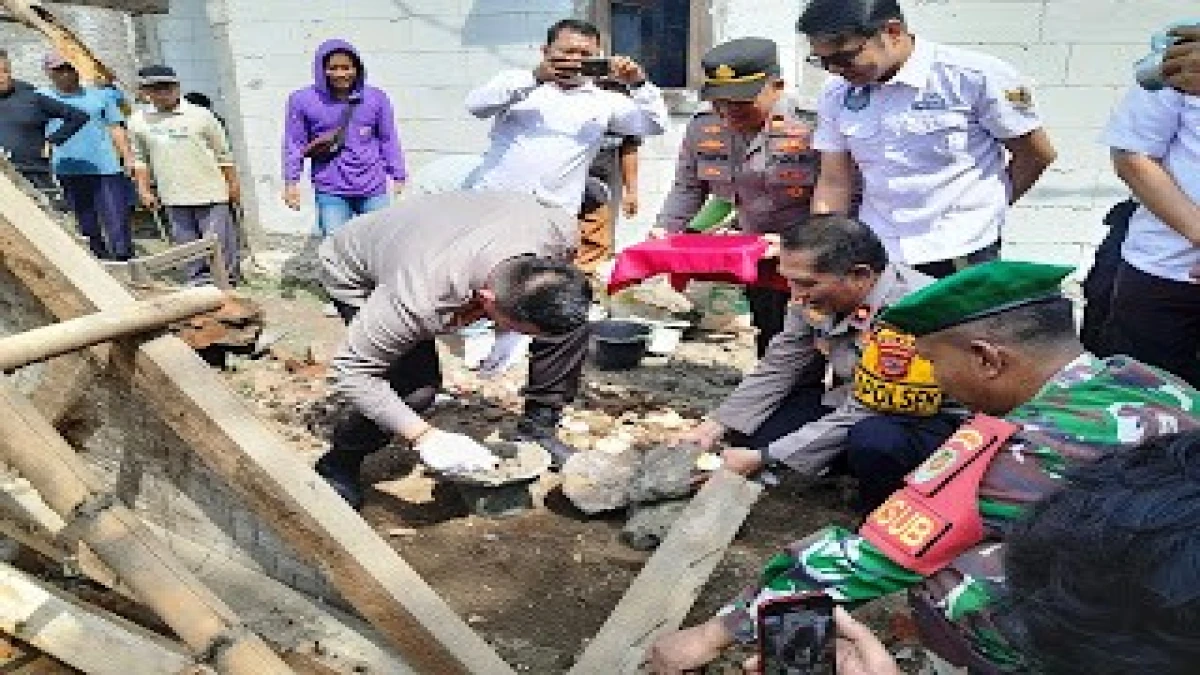 Polisi Bedah Rumah Tak Layak Huni Milik Warga di Subang