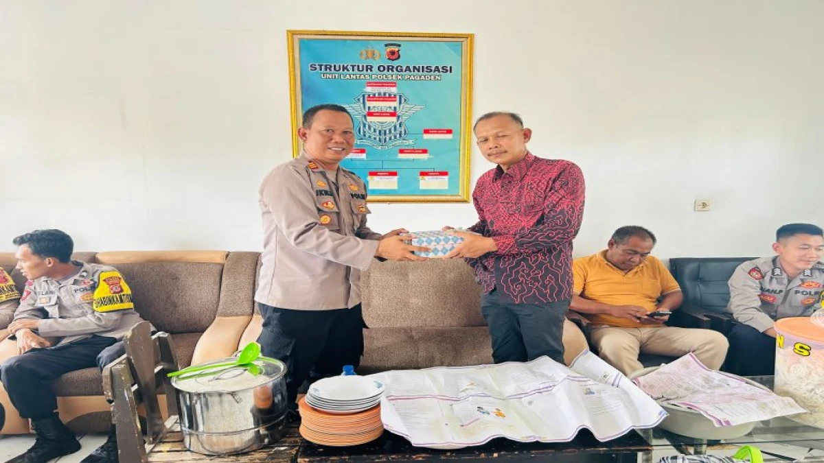 Anggota Purna Tugas, Kapolsek Pagaden Beri Cindera Mata