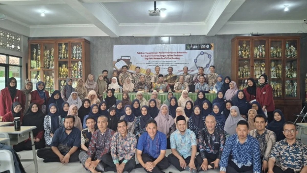 Pengembangan Kompetensi bagi Guru Matematika MTs Kota Bandung Bersama Prodi Pendidikan Matematika dan Prodi Matematika FPMIPA UPI