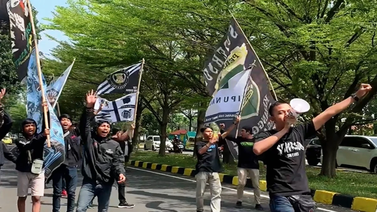 Suporter Cinta Persikas: Dimarahi Gubernur Hingga Diamankan Polisi