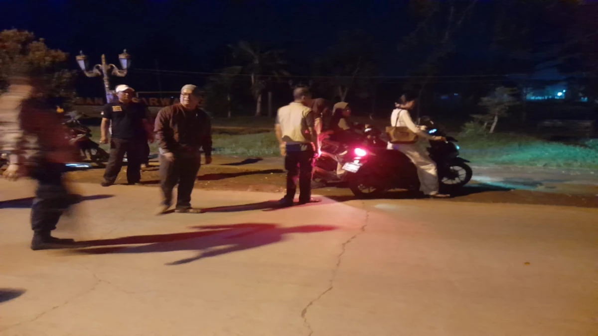 Polsek Pagaden Patroli Jam Malam Anak Sekolah,Yang Nongkrong Disuruh Pulang