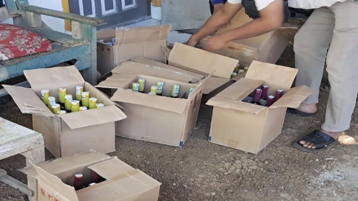 Polisi Sita Ratusan Botol Miras yang Dijual di Cipunagara Subang