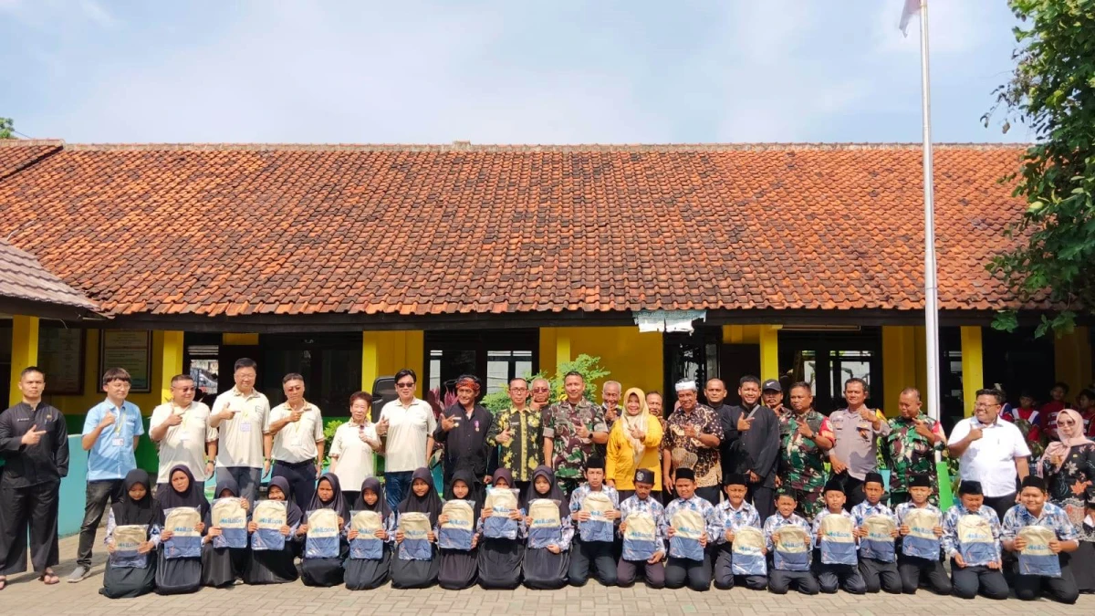 PT. Meiloon Technology Indonesia Berikan Ribuan Tas untuk Siswa di Subang