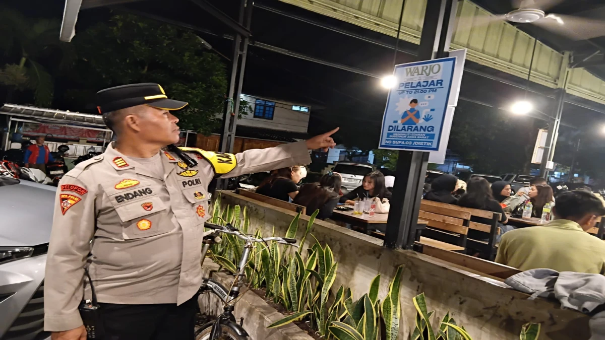 Kapolsek Subang Imbau Pedagang Pasang Spanduk Sosialisasi Penerapan Jam Malam Bagi Pelajar
