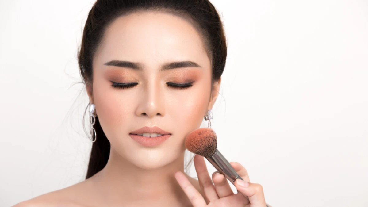 Tutorial Makeup Natural untuk Pemula, Penampilan Tetap Keren dan Pede