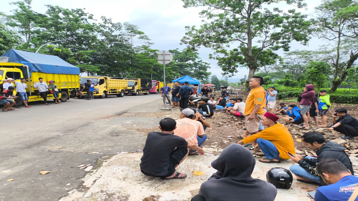 Dukung Aksi Mogok Nasional, Puluhan Sopir Truk di Subang Gelar Parkir Massal dan Ngopi Bareng di Lingkar Cagak