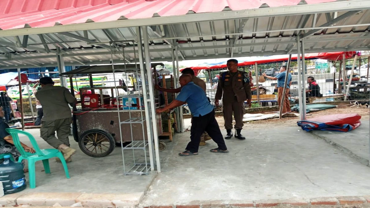 Satpol PP Purwakarta Dampingi Proses Relokasi Pedagang ke Taman Balarea 2 Cikopo