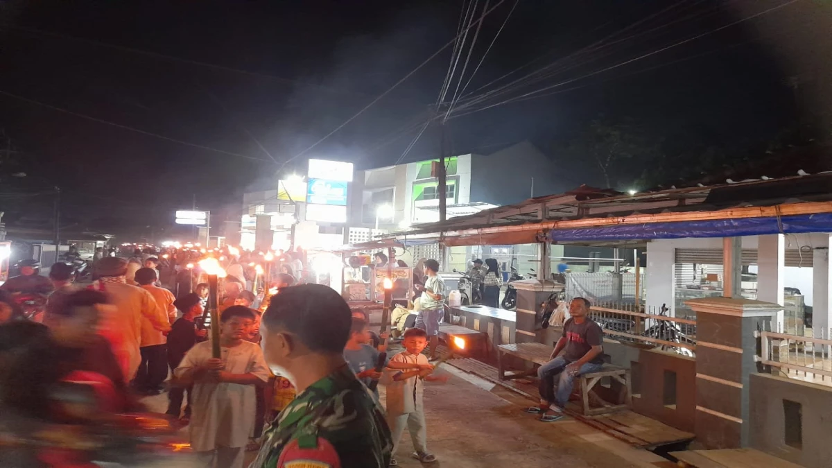 Sambut Tahun Baru 1 Muharam 1447 H, Warga Desa Cibogo Pawai Obor