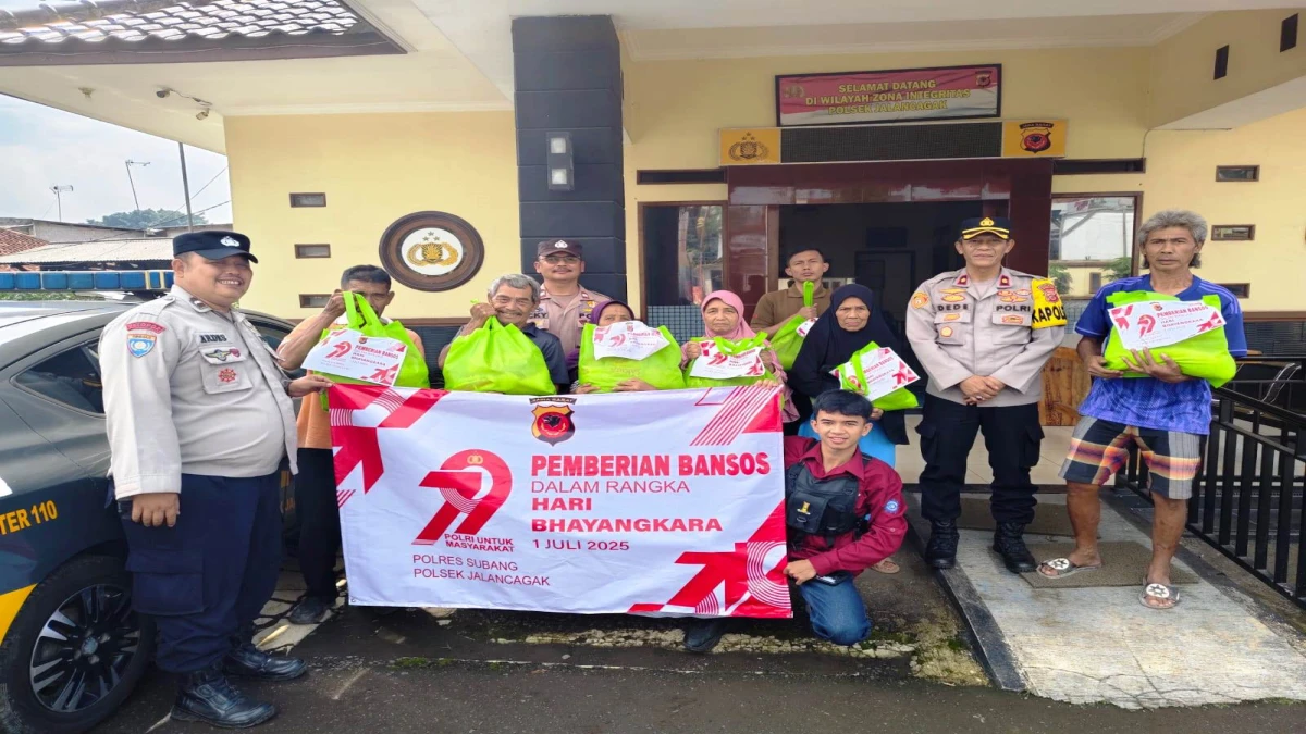 HUT Bhayangkara ke-79, Polsek Jalancagak Salurkan 40 Paket Bansos