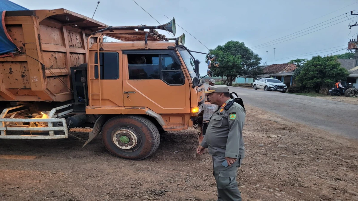 Masih Banyak Pengusaha Nakal, Satpol PP dan Dishub Subang Sekat Truk Tanah Merah