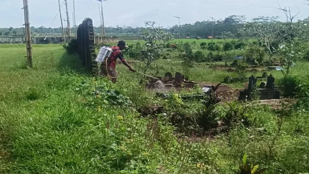 Karang Taruna Desa Cimanglid Semprot Disinfektan di TPU, Wujud Kepedulian Terhadap Kebersihan dan Kesehatan Lingkungan