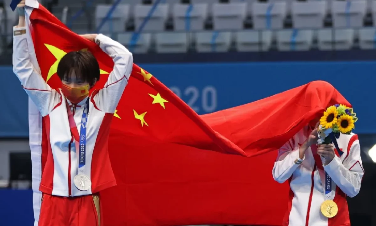 Quan Hongchan berhasil meraih emas dengan 466,20 poin dan medali perak diraih rekanya Chen Yuxi dengan 425,40 poin. Sumber ANTARA FOTO/Reuters-Maroko Djurica/hp