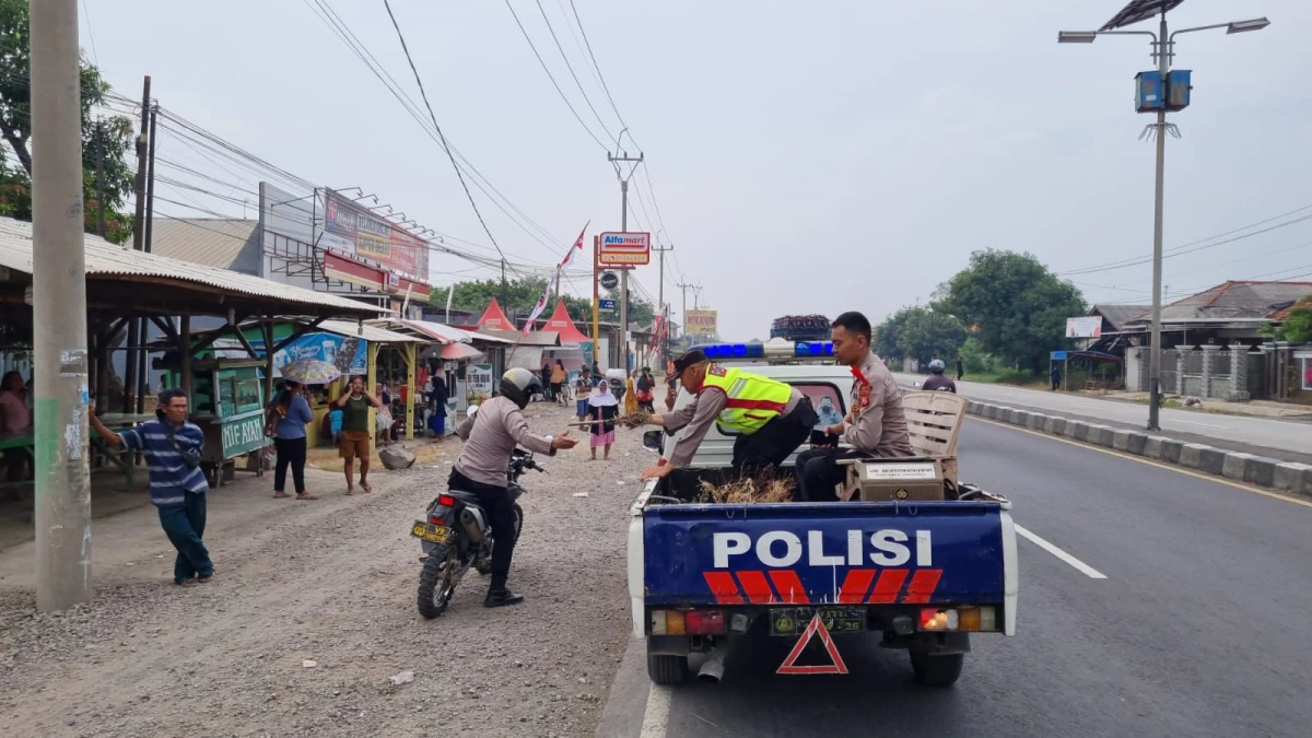 Ganggu Arus Mudik, Polisi Bubarkan Penyapu Uang Koin di Pantura Subang