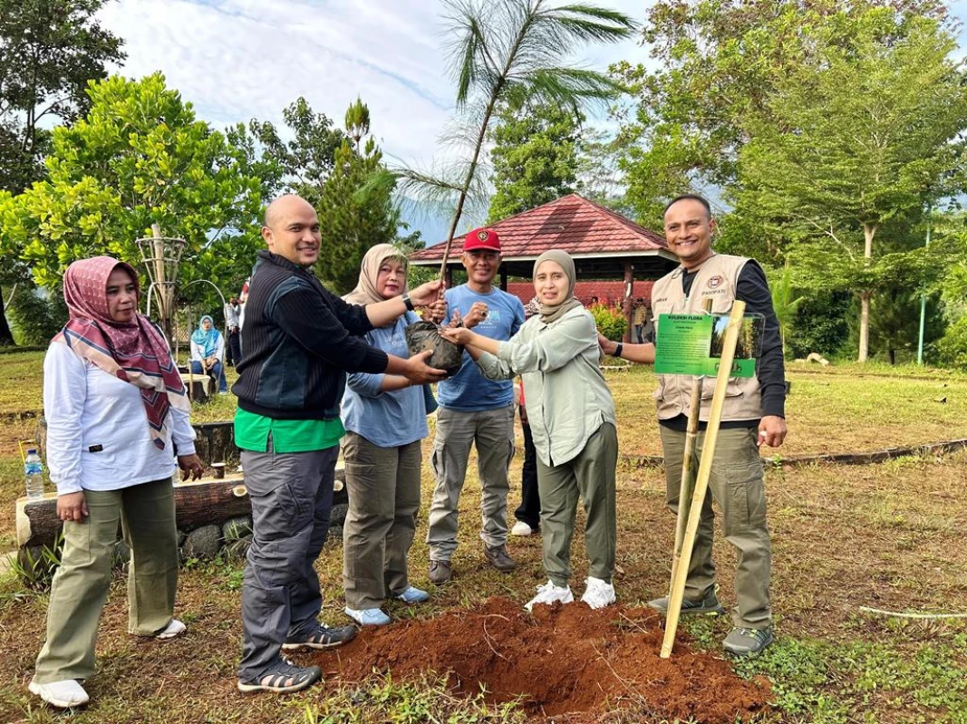 Penanaman Pohon Ciptakan Areal Paru-paru di Bukit Pamoyanan