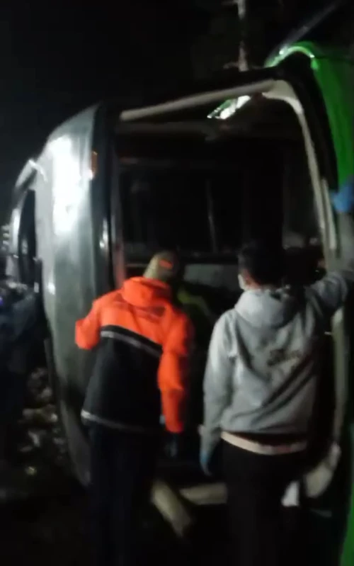 Bus Rombongan Perpisahan SMK Lingga Kencana Depok Kecelakaan, Petugas Masih Melakukan Evakuasi Korban
