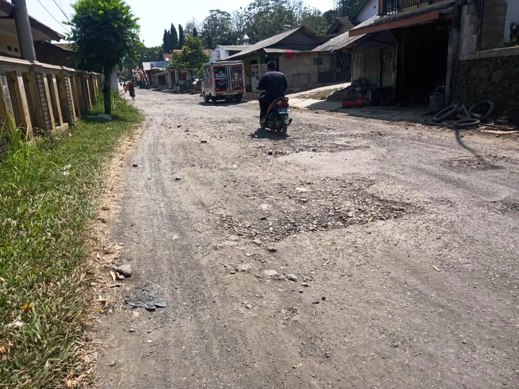 Rusak Parah, Warga Keluhkan Jalan Kumpay Tak Ada Perbaikan