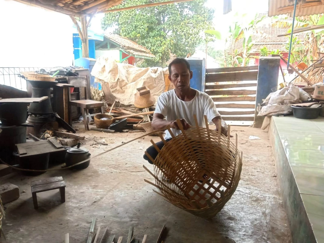 Agus, Perajin Carangka Asal Subang Berjuang Melawan Gempuran Produk Plastik