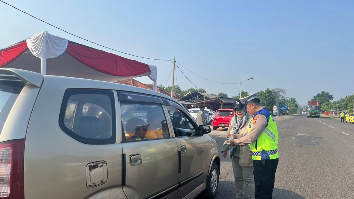 Kepala Pusat Pengelolaan Pendapatan Daerah Wilayah (P3DW) Kabupaten Subang, Lovita Adriana turun langsung dalam kegiatan Pemeriksaan Kendaraan Bermotor.