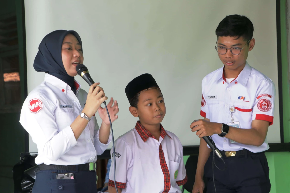 Goes To Pesantren, KAI Milenials Kenalkan Profesi kepada Santri MI Al-Muthohar Purwakarta