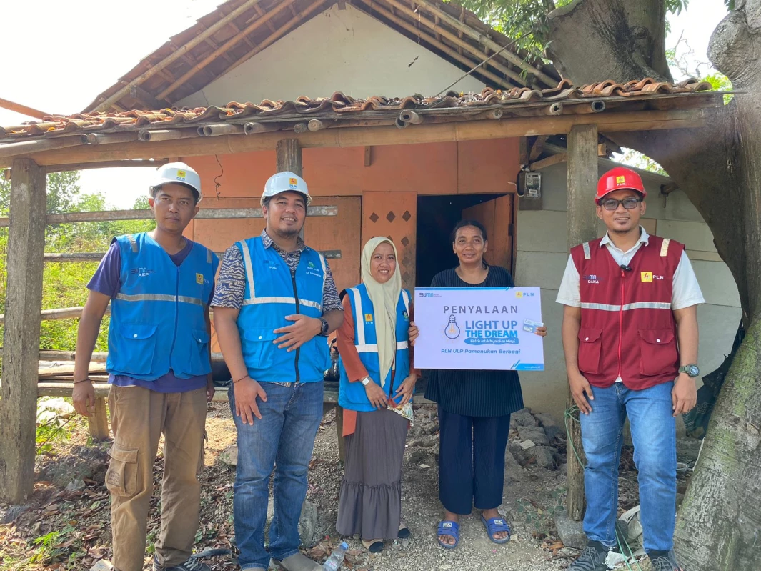 PLN Purwakarta Wujudkan Mimpi Sunardi, Rumah Buruh Tani Itu Kini Teraliri Listrik