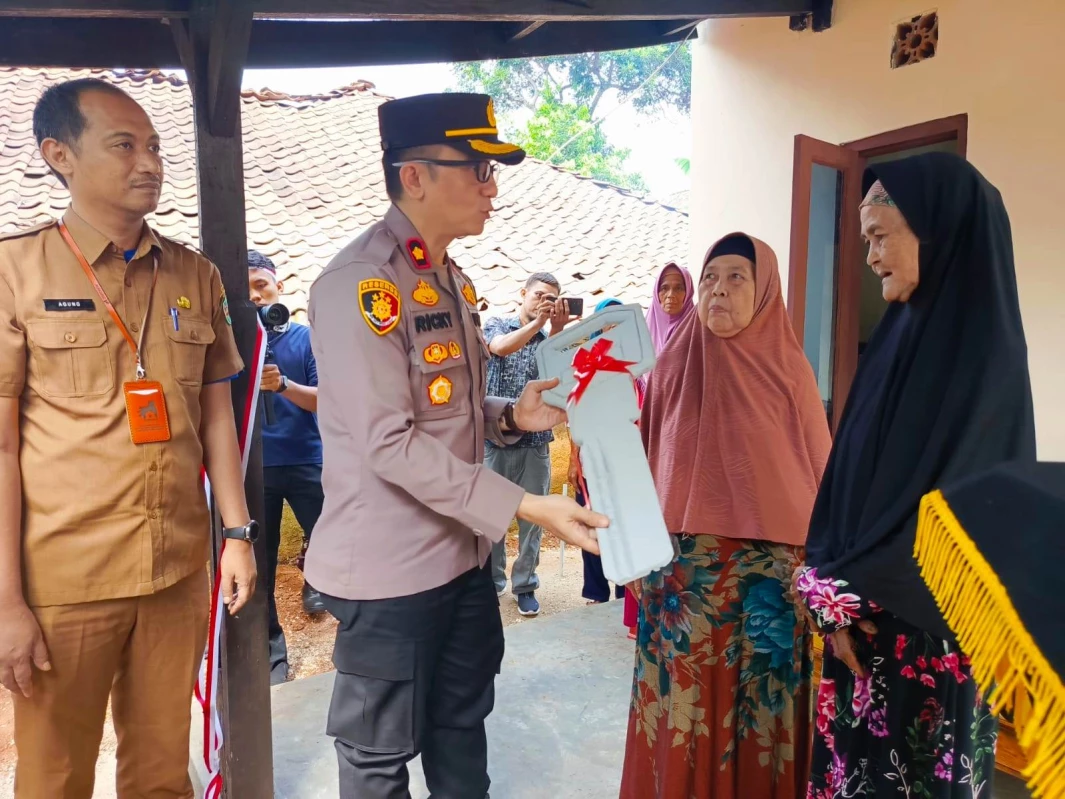 Mak Karsah Terima Bantuan Bedah Rumah dari Polres Purwakarta, Peringati Hari Bhayangkara ke-78