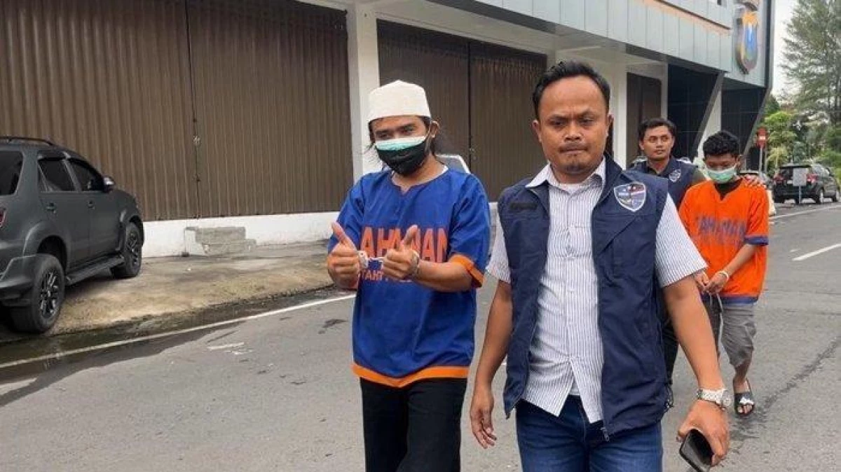 Gelagat Bahagia Gus Syamsudin di Balik Pakaian Tahanan (Sumber Foto BangkaPos.com