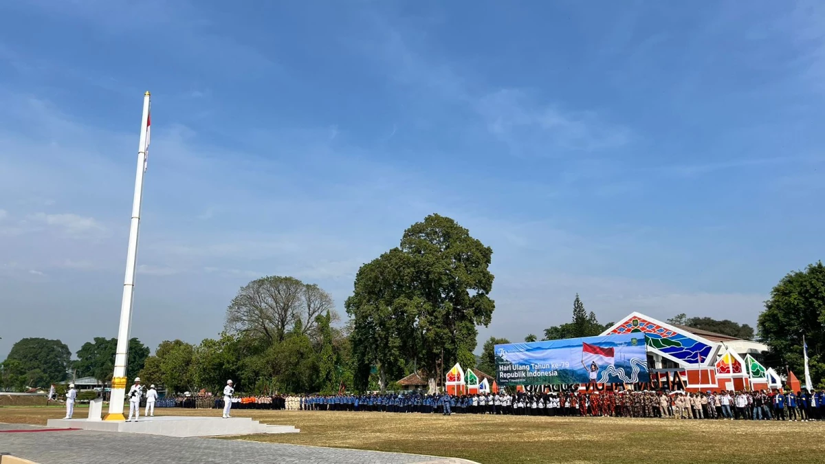 ASN, pelajar, mahasiswa serta elemen masyarakat Subang saat mengikuti upcara HUT RI ke-79 di Alun-alun Subang, Sabtu (17/8/24).