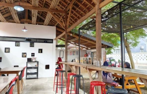 Cafe "Di Bawah Pohon"