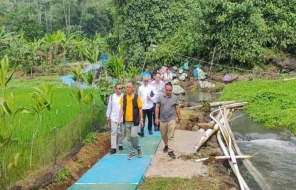 Direktur Utama Perumda TRS, Lukman Nurhakim saat meninjau mata air Cibulakan di Cijambe Subang.