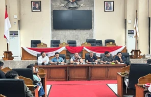 Ketua DPRD Subang, Victor Wirabuana saat menyampaikan jawaban terkait audiensi dengan buruh tambang galian.