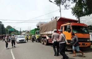 Satlntas Polres Subang bersama Dishub melakukan razia terhadap truk Over Dimension Over Loading (ODOL) di Wisam Karya Subang.