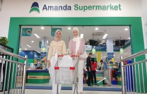 Konsumen terlihat ceria setelah berbelanja di Amanda Supermarket, Minggu (9/2/2025).