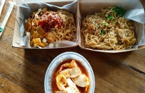 Kuliner mi pedas dan pangsit di Lapangan Dolog, Subang. (Foto: /detikJabar)